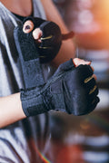 Serrage de la sangle velcro d'un gant de musculation en salle